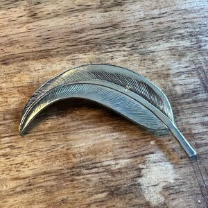 Silver tone feather pin brooch